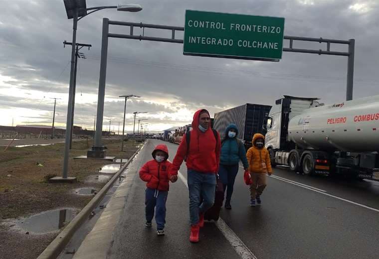 Familias bolivianas deambulan por las calles de Colchane/ Foto: Rodrigo Martínez