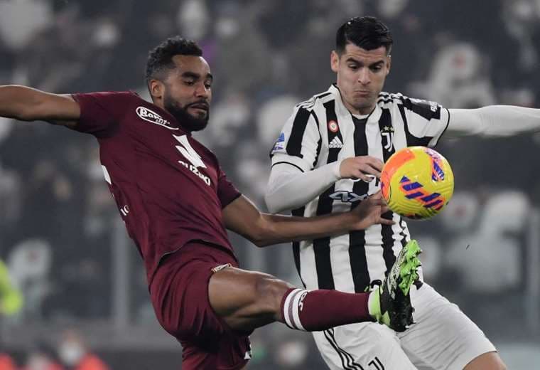 Djidji (izq.), del Torino, y Morata, de la ‘Juve’, en la disputa del balón. Foto: AFP