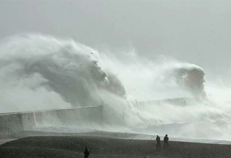 Las olas rompen con fuerza en la playa de Newhaven, en el sur de Inglaterra/ AFP