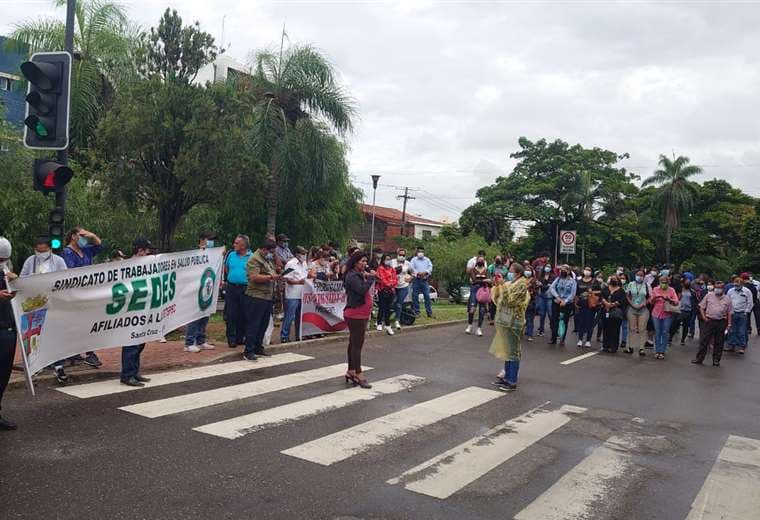 Los trabajadores de salud protestaron a fuera de la Gobernación.