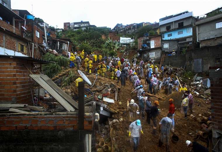 Rescatistas buscando cuerpos entre los escombros. Foto AFP 
