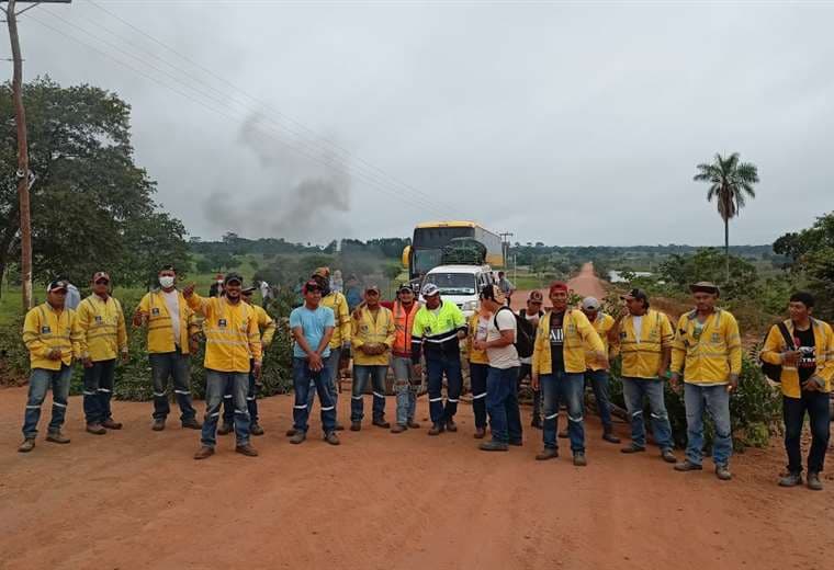 Trabajadores de State bloquean la ruta en construcción que une San José y San Ignacio