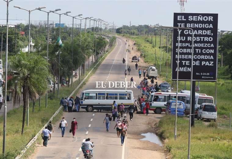 Transportistas y vecinos bloquean la entrada de Viru Viru/Foto: Juan Carlos Torrejón
