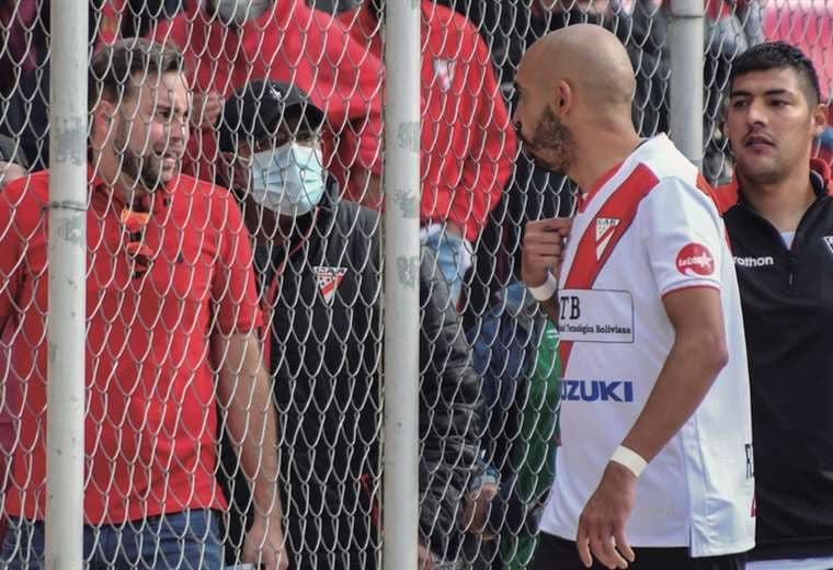 El momento en que Riquelme increpó a Andrés Costa. Foto: Internet