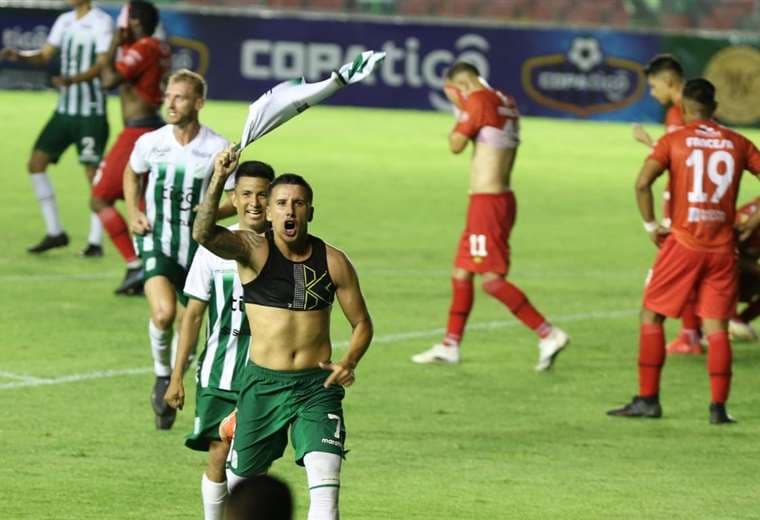 Festeja Dorrego,volante refinero, su gol ante Guabirá. Foto: Fuad Landívar