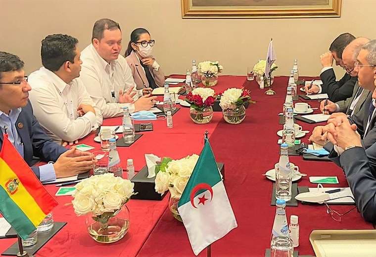 Reunión de autoridades de Bolivia y Argelia en Qatar