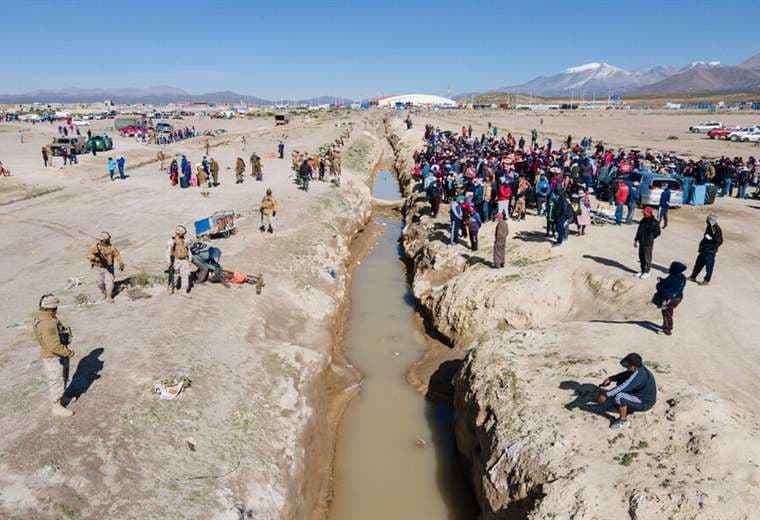 Zanja fronteriza que divide a Bolivia con Chile