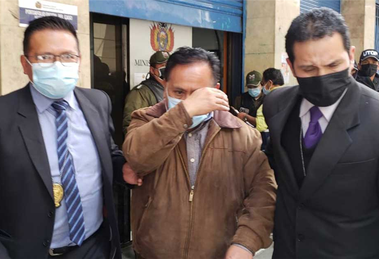 Abraham Aguirre (centro) cuando fue detenido en la ciudad de La Paz. Foto. Internet   