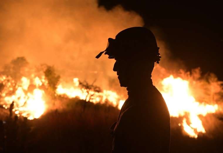 Bomberos trabajan en la extinción de un incendio en Paraje Uguay,/ AFP