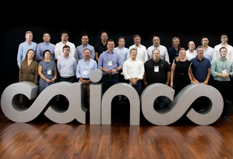 Fernando Hurtado (centro) junto a los miembros que integran el directorio de Cainco  