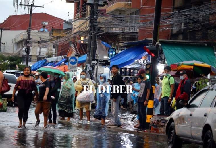 La lluvia afectó a los vecinos de la capital cruceña. Foto: Fuad Landívar