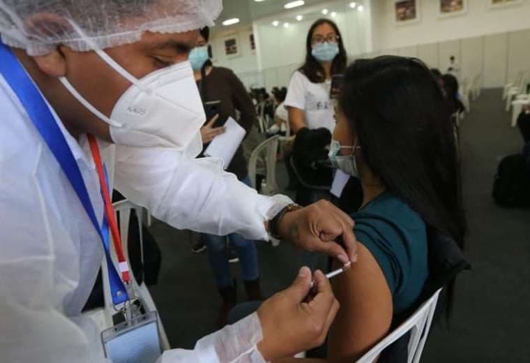Más de 9 mil vacunas se aplicaron este martes/Foto EL DEBER