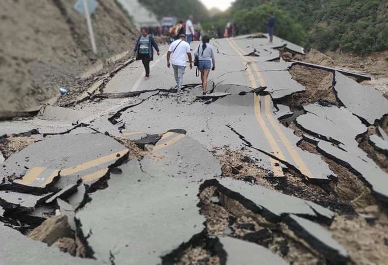 Carretera a Sucre, a la altura de Taperas, fue destrozada por derrumbes/Foto: J.C. Aguilar