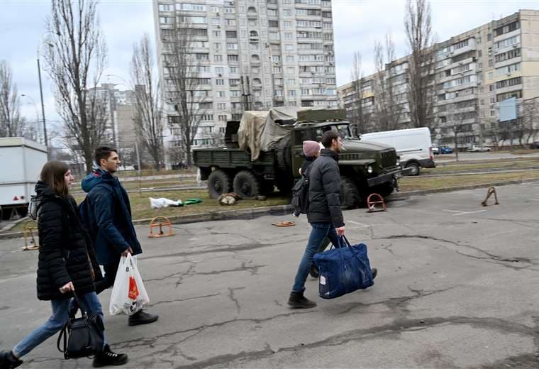 En Kiev, personas circulan cerca de cuerpos de militares rusos/Foto: AFP