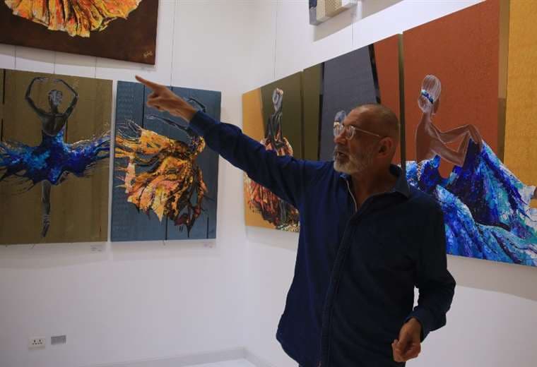 Koqui Handal muestra lagunas de sus pinturas en la galería de arte que días atrás inauguró