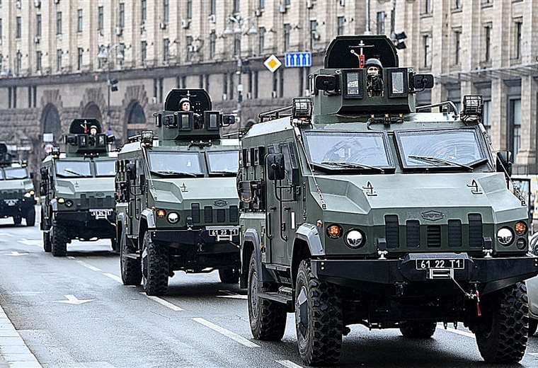 Un grupo de blindados rusos se moviliza a Ucrania. Foto: AFP