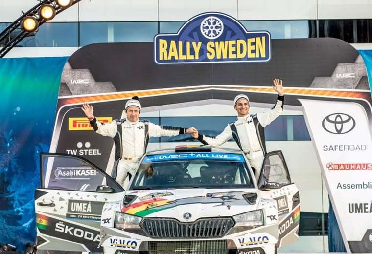 Bruno Bulacia (der) con su copiloto tras finalizar el rally de Suecia. Foto: B.Bulacia
