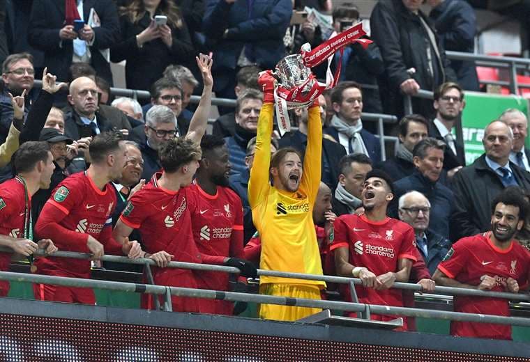 Los jugadores de Liverpool festejan con el trofeo conseguido este domingo. Foto: AFP