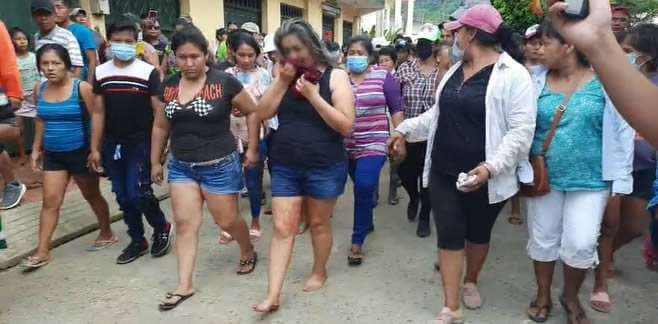 El momento en que la acusada es llevada al cepo | Foto: Río TV Rurrenabaque