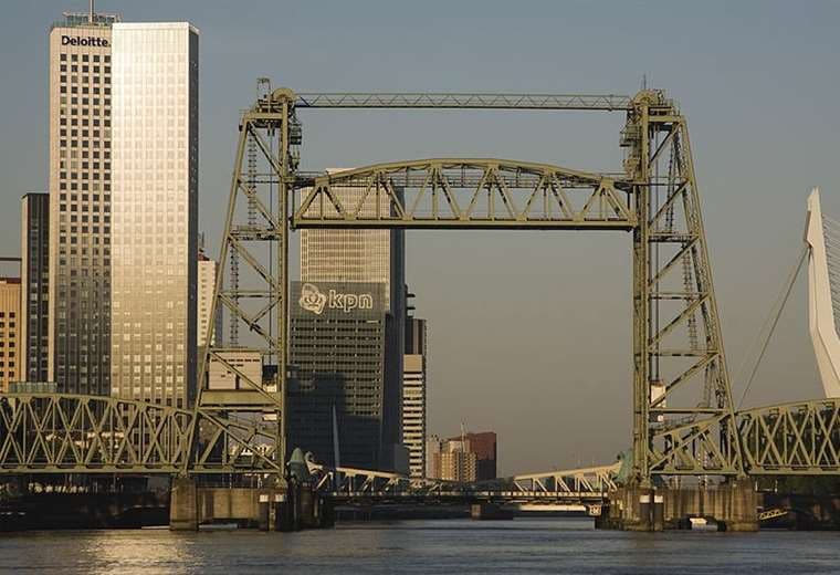 El histórico puente que desmantelarán en los Países Bajos para que pase el superyate de Jeff Bezos
