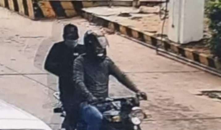 Los dos antisociales huyeron a bordo de una motocicleta.