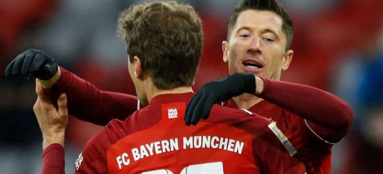 Müller (de espaldas) y Lewandowski aportaron de a un gol. Foto: AFP