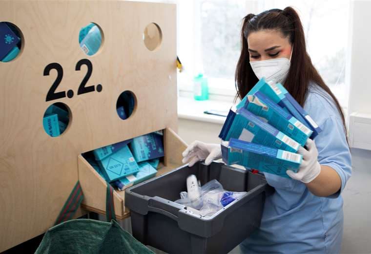Enfermera desecha envases vacíos de las pruebas en Viena. Foto AFP 