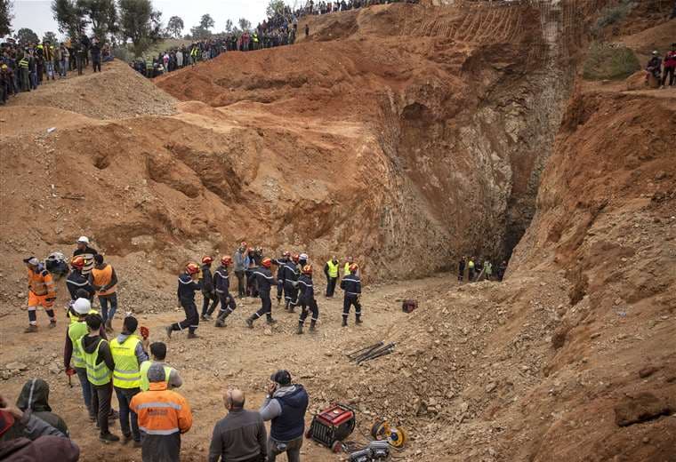 Rescatistas excavan un túnel para llegar al niño. Foto AFP 