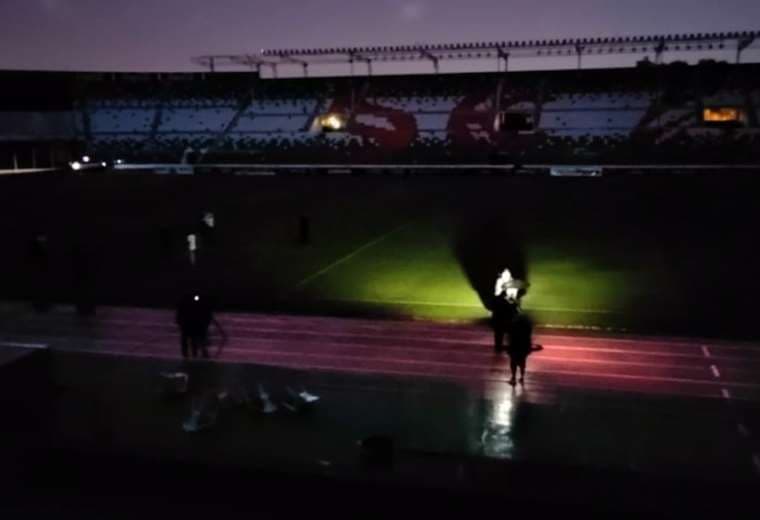 Las luminarias del estadio Tahuichi Aguilera no encendieron. Foto: Juan C. Torrejón
