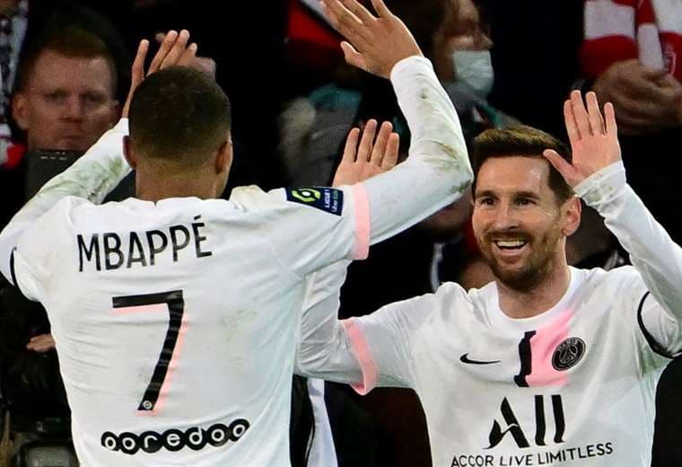 Mbappé y Messi aportaron con un gol al triunfo del PSG. Foto: AFP