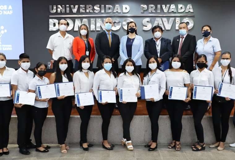 Los estudiantes de la UPDS con sus certificados 