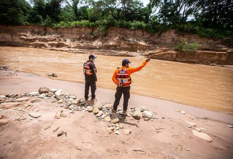 Los rescatistas llevan dos días buscando el cuerpo de la niña ahogada Foto: Gobernación
