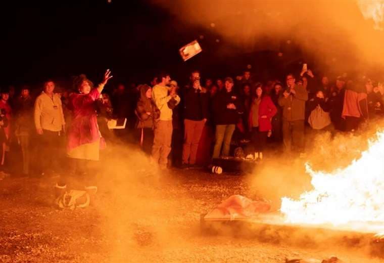 Pastor organiza quema de libros de Harry Potter y Crepúsculo por considerarlos "brujería"