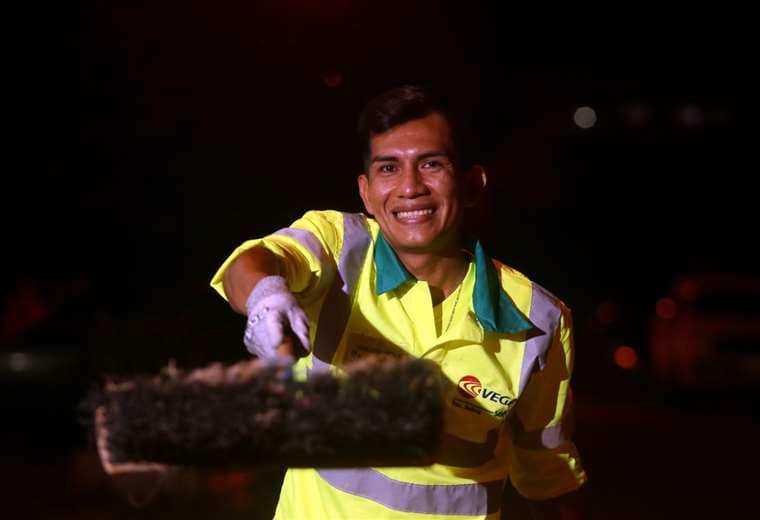 Everty muestra con orgullo su trabajo de limpieza de la ciudad. Foto Jorge Ibáñez 