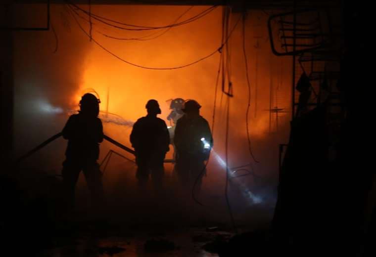 Las unidades de bomberos utilizaron más de 100.000 litros de agua. Fotos: Ipa Ibañez
