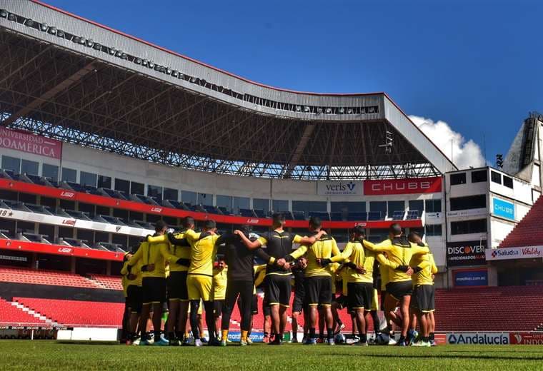El plantel de The Strongest previo a la práctica de este miércoles en Quito. Foto: TS