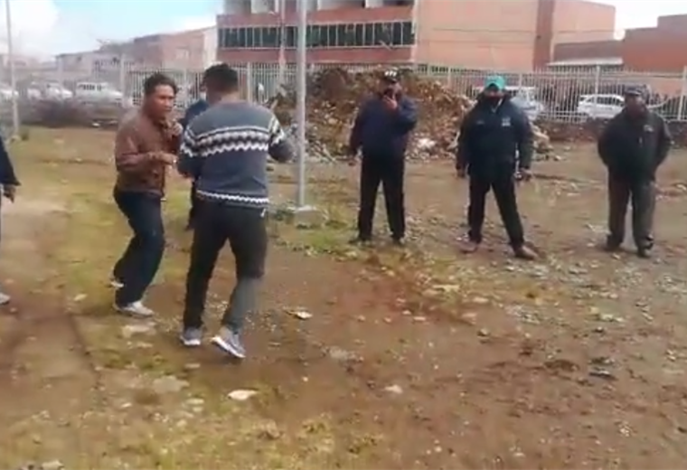 Choferes pelean en la nueva terminal de El Alto I captura.