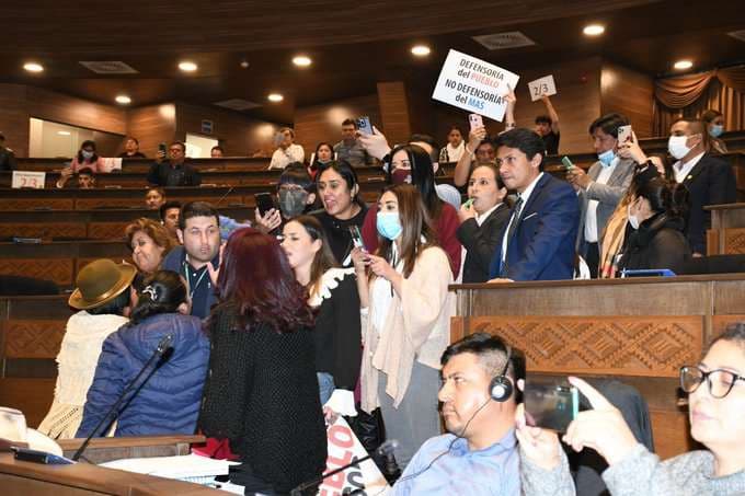 Parlamentarios se agredieron en la sesión de Asamblea. Foto: ALP