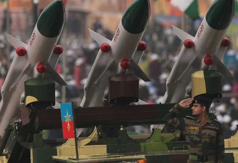 Un soldado indio saluda junto a unos misiles, el 26 de enero de 2022 en Nueva Delhi | AFP