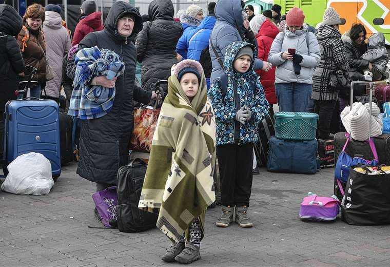 Familias ucranianas en la frontera con Polonia huyen de la violencia. Foto: AFP