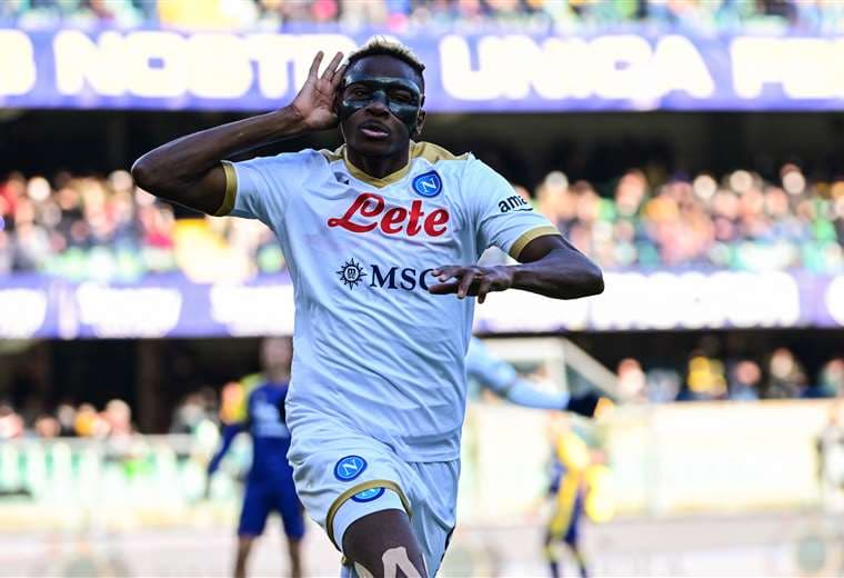 Victor Osimhen festeja uno de los dos goles que hizo este domingo para Nápoles. Foto: AFP