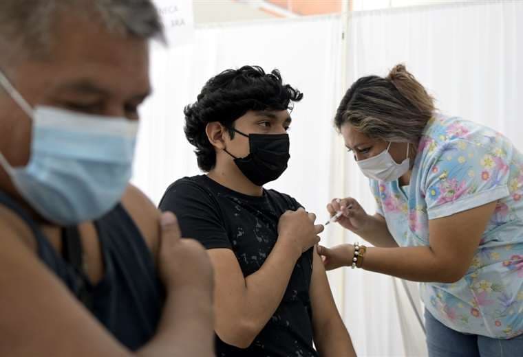 Avanza la vacunación de menores en Bolivia. EL DEBER