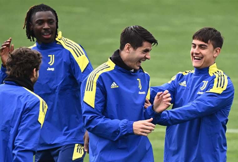 Morata y Dybala bromean en el entrenamiento de Juventus. Foto: AFP