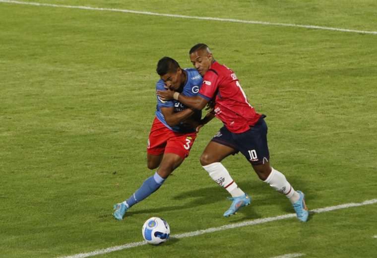 Supayabe y Serginho en el duelo por la pelota. Ocurrió en el partido de ida. Foto: APG