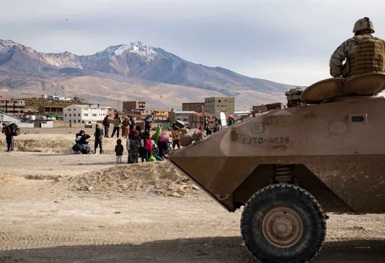Soldados chilenos vigilan la frontera entre Chile y Bolivia en Colchane/ AFP