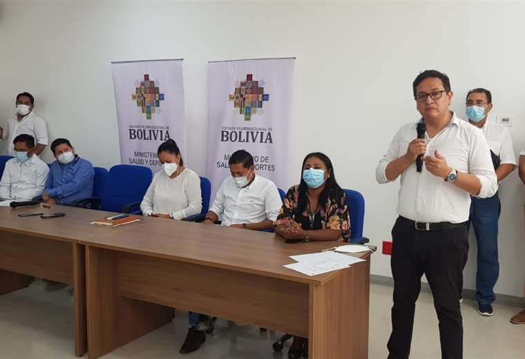 Viceministro Terrazas presentó a los médicos del hospital de Montero/Minsalud