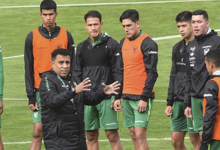 César Farías dando instrucciones a los jugadores de la Verde. Foto: APG Noticias
