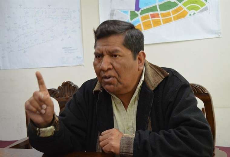 Roberto de la Cruz cuestiona a Morales por recibir el sueldo vitalicio. ARCHIVO