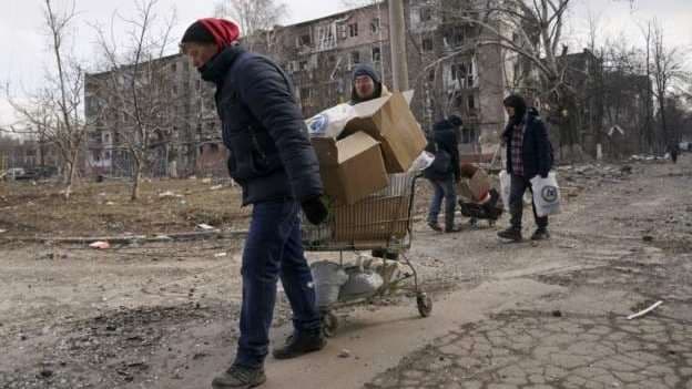 Rusia lanza un ultimátum de rendición a Mariúpol, la castigada ciudad de Ucrania que las tropas rusas tienen bajo asedio