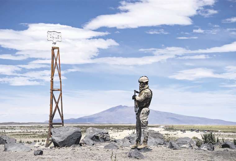 Militares controlan paso fronterizo con Chile